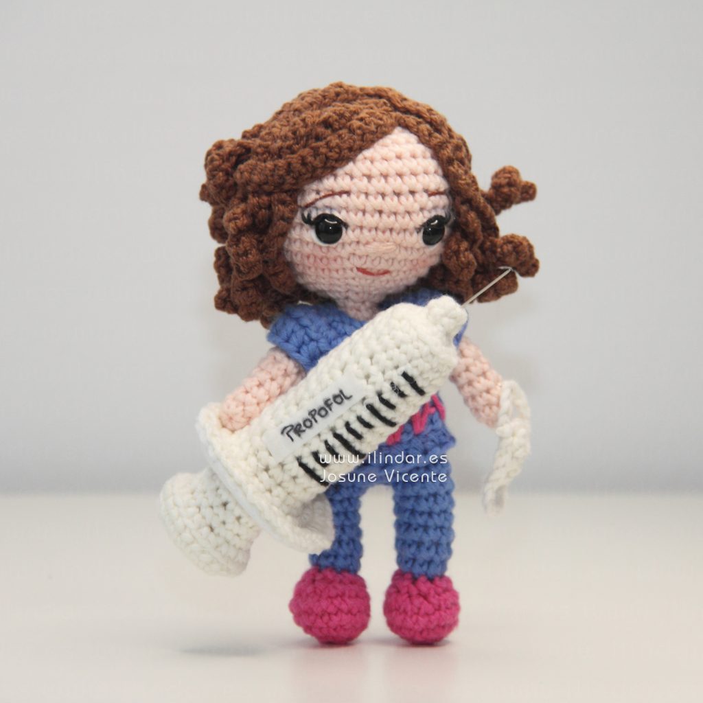 Anestesista muñeca crochet