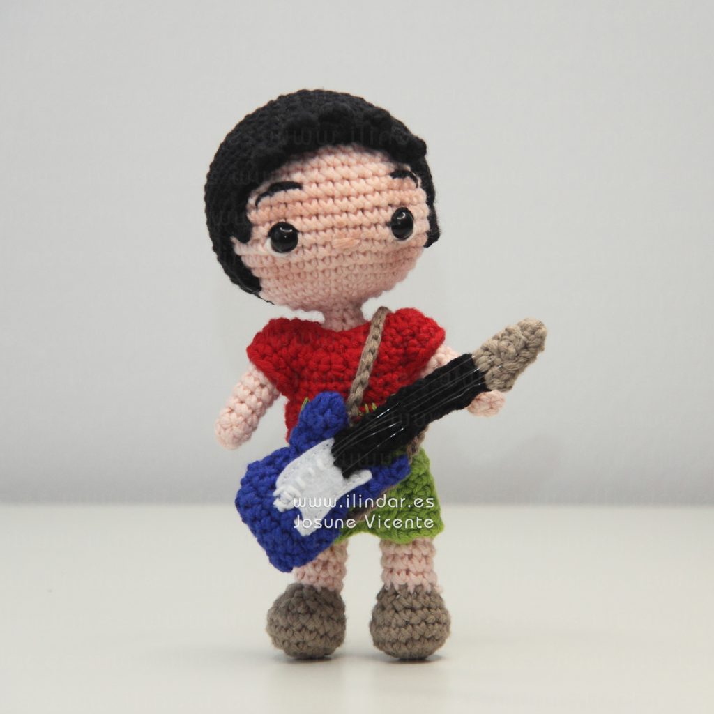 Guitarrista muñeco crochet